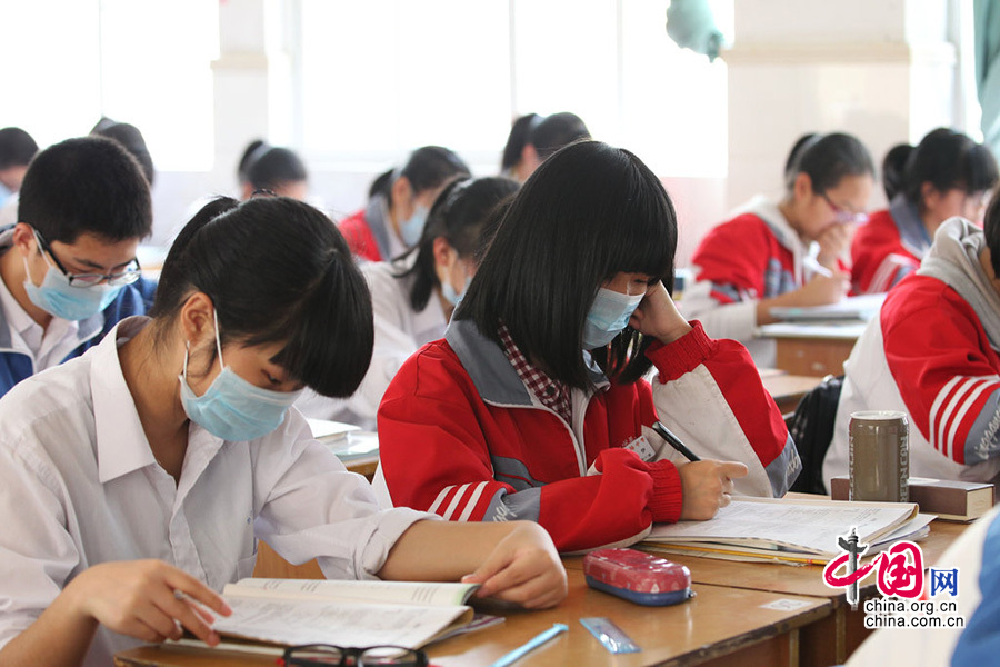 2014年03月19日，浙江省温州市，3月19日，在平阳县平阳中学高二（1）班教室内，学生们戴着口罩抗议附近企业排出刺鼻的工业废气。