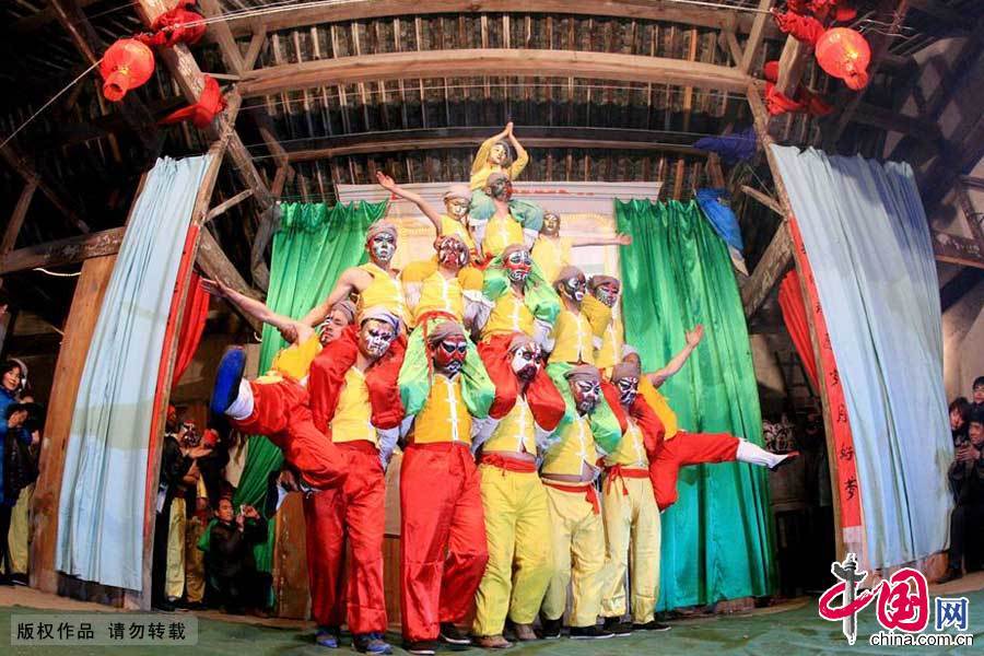安徽省黄山市歙县三阳乡叶村扮成“罗汉”的村民在表演叠罗汉。中国网图片库 施广德/摄