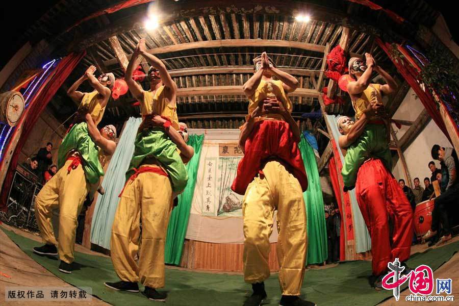 安徽省黃山市歙縣三陽鄉葉村扮成“羅漢”的村民在表演疊羅漢。中國網圖片庫 施廣德/攝