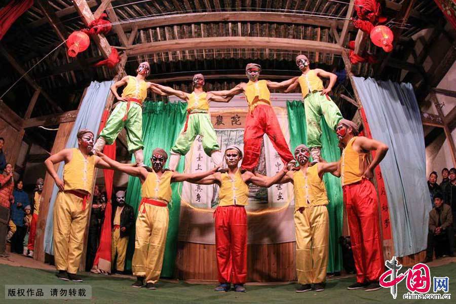安徽省黃山市歙縣三陽鄉葉村扮成“羅漢”的村民在表演疊羅漢。中國網圖片庫 施廣德/攝
