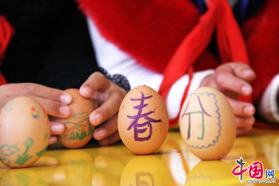 2014年3月20日，山东省威海市文登开发区实验小学的学生们在校本选修课上玩起了“竖蛋”的游戏。 中国网图片库 宋永强摄影