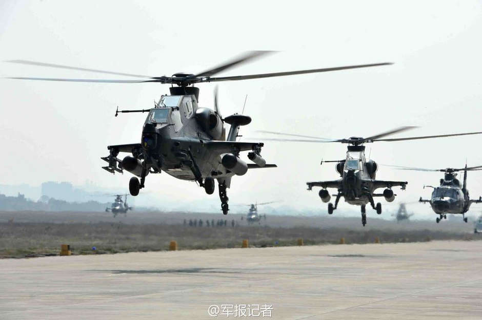 实拍解放军武直10、武直9机群排长龙升空作战[组图]