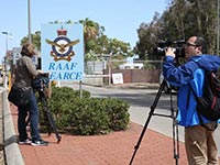 媒体聚集在澳大利亚皇家空军皮尔斯空军基地等候消息[组图]