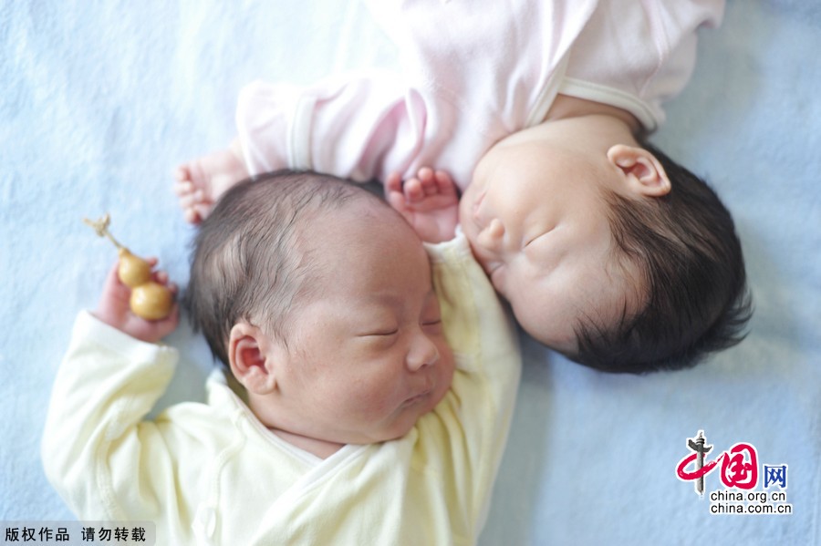 世界睡眠日：“梦”中的中国人。2014年3月15日，北京，龙凤胎。