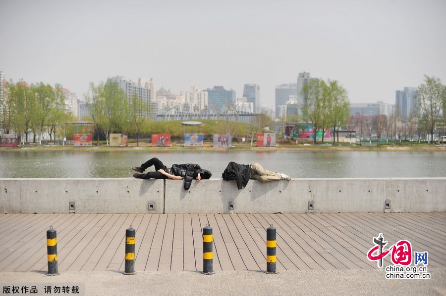 世界睡眠日：“夢”中的中國人。2013年4月15日，北京，奧林匹克公園，遊客。