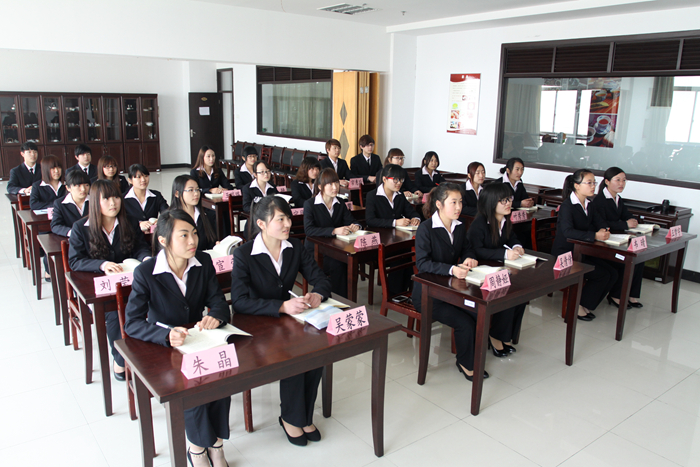 学校推上课实名制桌上摆席卡无人敢逃课