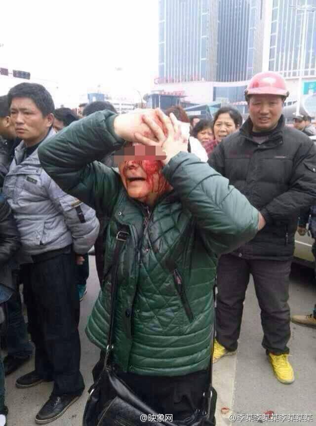 3月22日中午13时50分左右，在湖南怀化火车站广场出口附近一青年男子持刀砍伤路人3人，嫌犯已被当场抓获。
