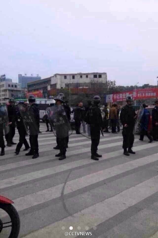 3月22日中午13時50分左右，在湖南懷化火車站廣場出口附近一青年男子持刀砍傷路人3人，嫌犯已被當場抓獲。