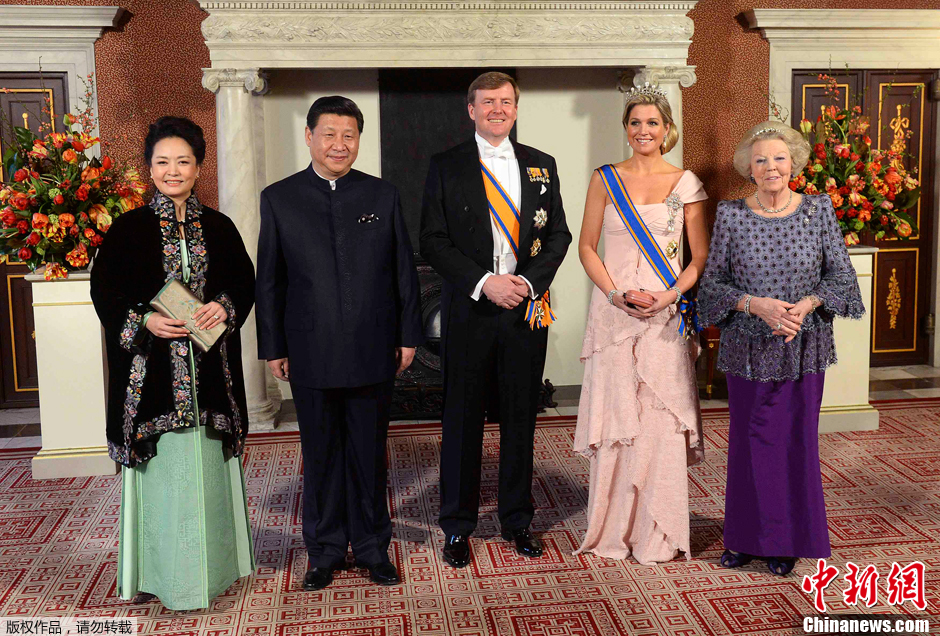 当地时间3月22日，荷兰阿姆斯特丹王宫，习近平主席和夫人彭丽媛身着中式服装，出席威廉-亚历山大国王举行的盛大国宴。