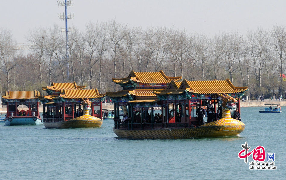 3月22日下午3点左右，北京，米歇尔一行沿文昌院前的湖边甬道快速走过，在文昌院码头前，同行人分别登上三艘游览船，游览昆明湖，并向佛香阁方向驶去。米歇尔身着蓝色上装、黑裤。在湖边行走的一段虽然步伐较快，但一路也与身边人有说有笑。
