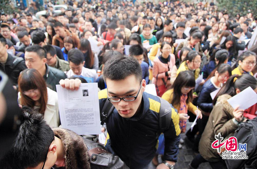 2014年03月23日，江苏省南京市，在南京林业大学考点，一名考生拿着准考证进入考场。