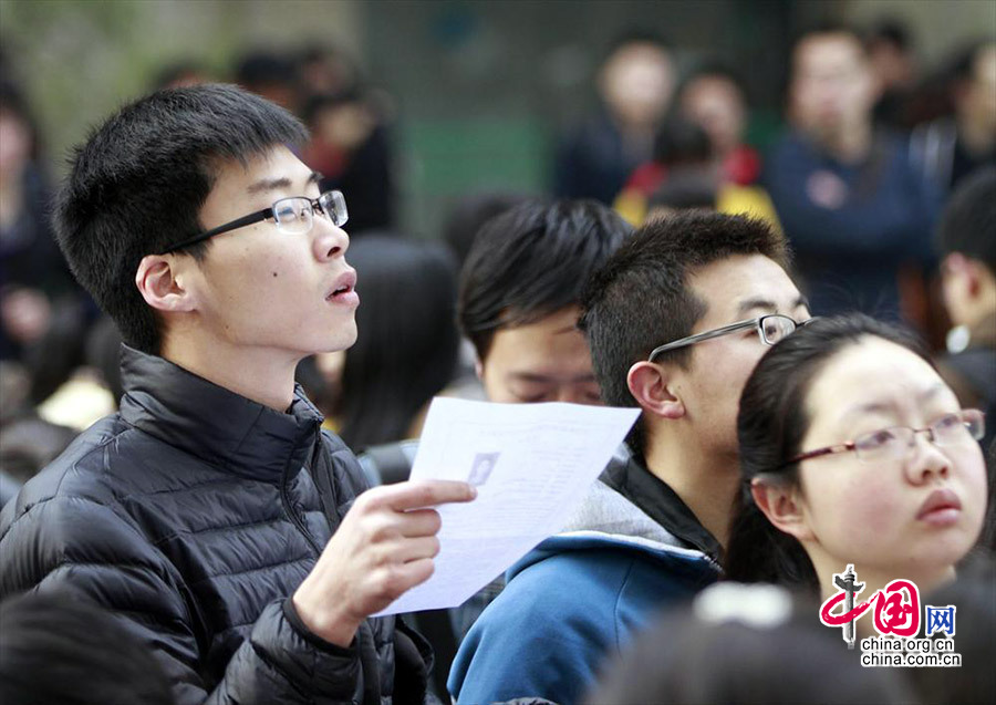 2014年3月23日，在南京林业大学考点，参加公务员考试的考生在看考场分布表。
