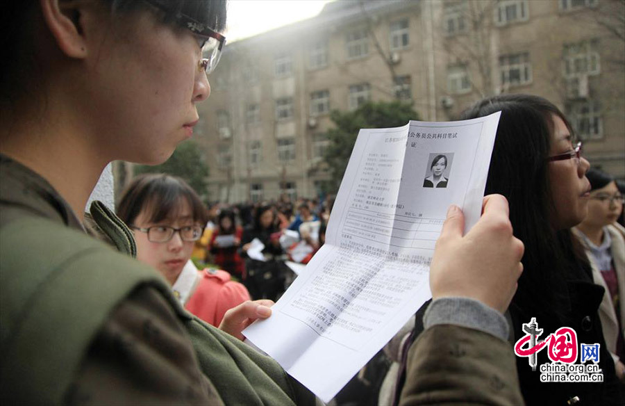 2014年03月23日，江苏省南京市，在南京林业大学考点，考生在看准考证。