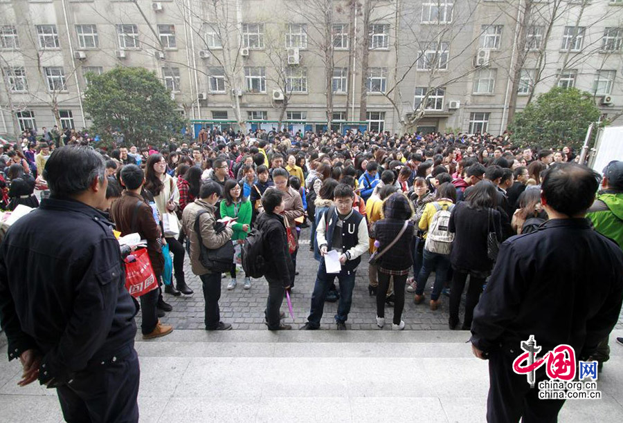 2014年3月23日，在南京林業大學考點，參加公務員考試的考生們等候進場參加考試。