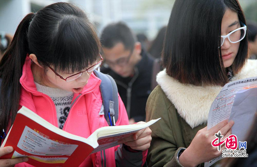 2014年03月23日，江蘇省南京市，在南京林業大學考點，一名考生一邊打著哈欠一邊還在進行考前復習。