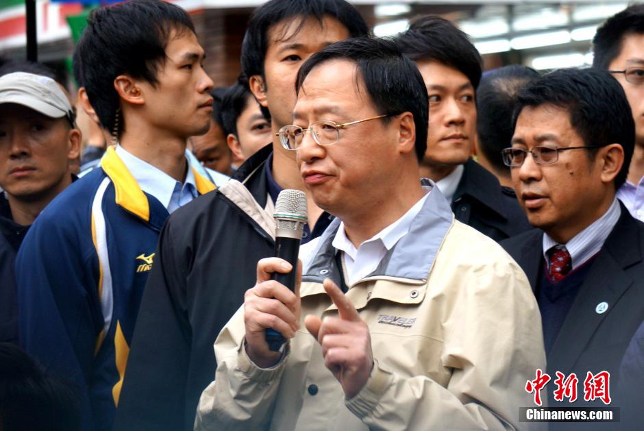 3月22日，台灣“行政院長”江宜樺在台灣“立法院”外，與學生對話。