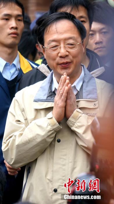 3月22日，台灣“行政院長”江宜樺在台灣“立法院”外，與學生對話。