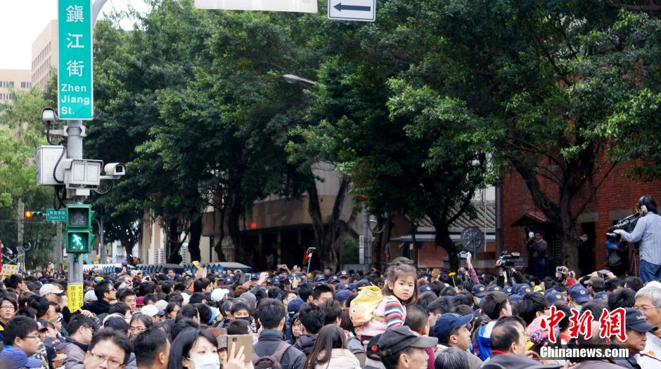 3月22日，通往台灣“立法院”的鎮江街上的人潮。