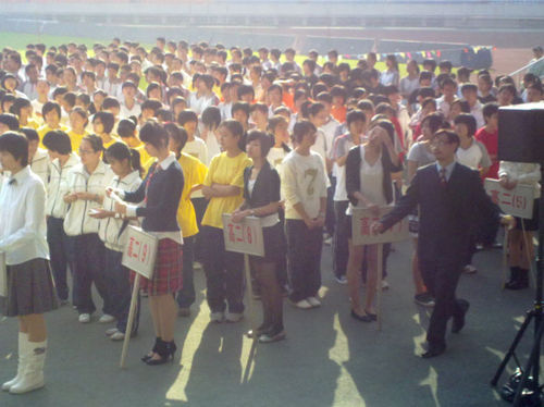 奇葩开幕式!中学生穿黑丝举牌 <em>小学</em>晕20人 _ 生