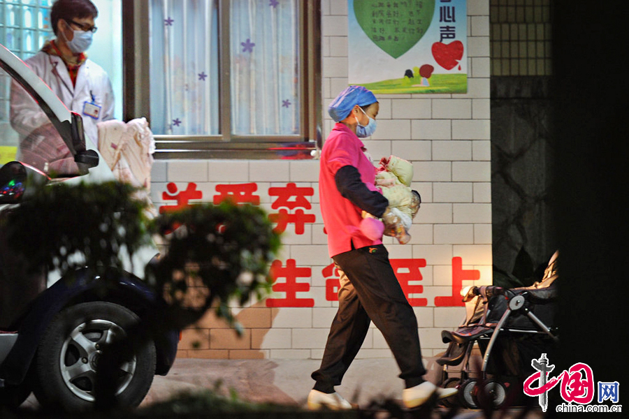 广州婴儿岛24小时记录：记者目睹8场离别目送8个婴孩被弃