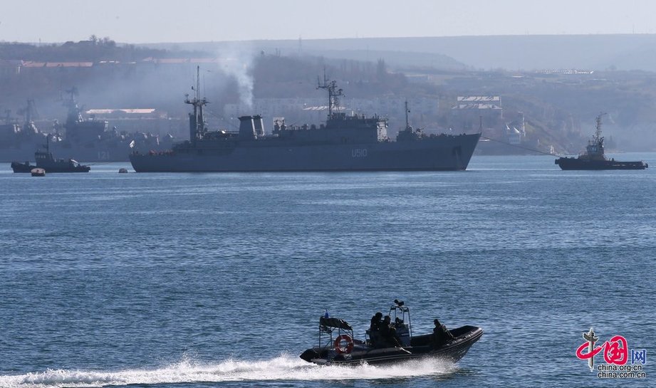 俄海军拖船将乌克兰军舰拉往军事基地[组图]