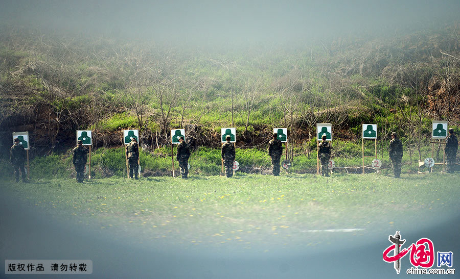 特种射击后，武警特战队员重新设置靶子。中国网图片库 李科/摄