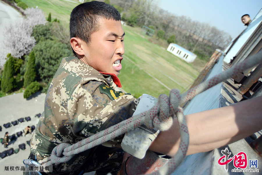 在高空中，一名武警特战队员在进行特种攀登科目练兵。中国网图片库 李科/摄