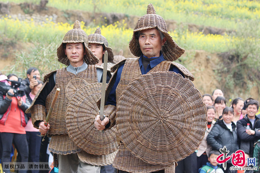 在活动现场，特邀参加活动的“藤甲兵”在展示他们的服饰。中国网图片库 曹忠宏/摄