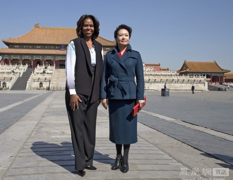 中国国家主席习近平夫人彭丽媛（右）与美国第一夫人米歇尔•奥巴马（左）