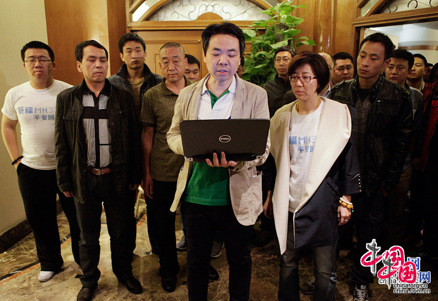 2014年3月25日凌晨2点，北京，马航MH370乘客家属委员会在北京丽都饭店发表家属声明。