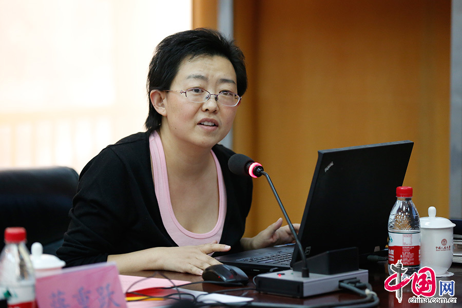 中国人民大学人文社会科学学术成果评价研究中心研究部主任杨红艳介绍2013榜单及分析报告。中国网记者 董宁摄