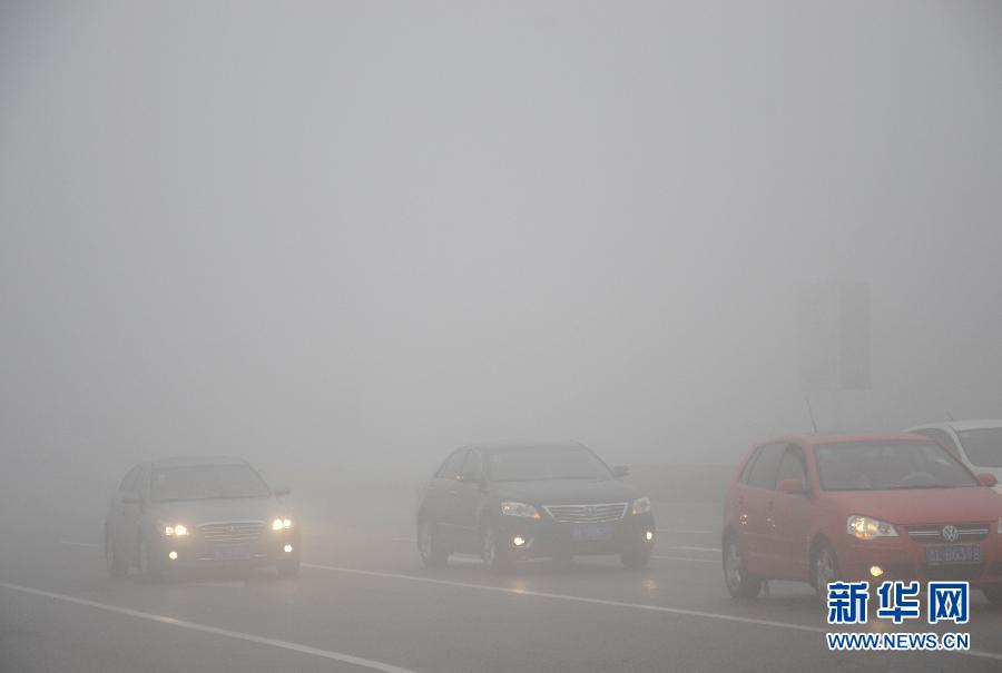 全国多地遭受雾霾袭击