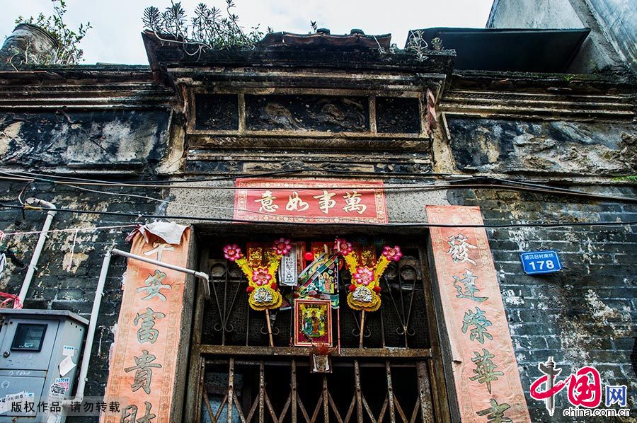 精美的门楼雕刻、门神、神龛、神符，客家人的精神图腾亘古不变。中国网图片库 邓飞/摄