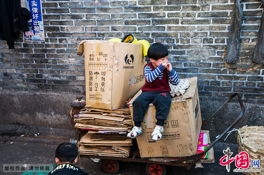 孩子們在村裏玩耍。中國網圖片庫 鄧飛/攝