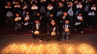 江蘇省金山中等專業學校禮堂中，學生們聚集在一起，點燃蠟燭，為馬航失聯客機MH370上的生命默哀2