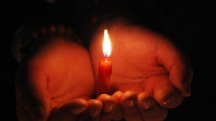 江蘇省金山中等專業學校禮堂中，學生們聚集在一起，點燃蠟燭，為馬航失聯客機MH370上的生命默哀3