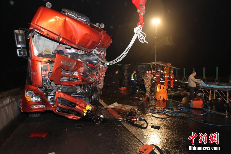 包茂高速重庆段发生重大交通事故已致15死56伤组图