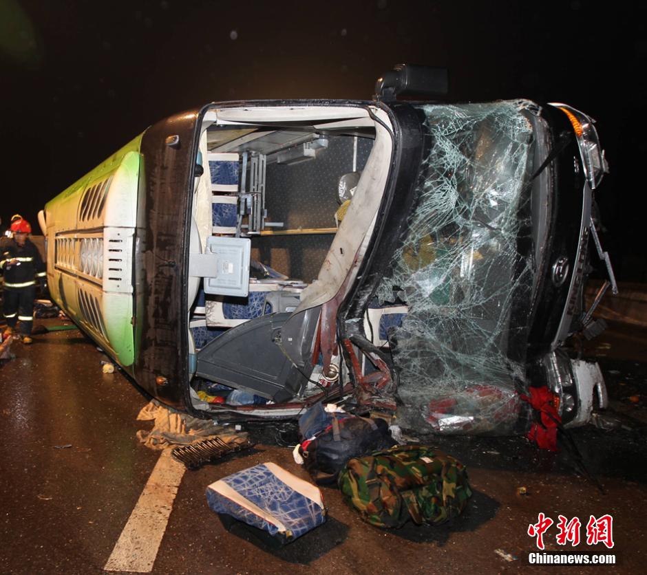 包茂高速重庆段发生重大交通事故已致15死56伤组图