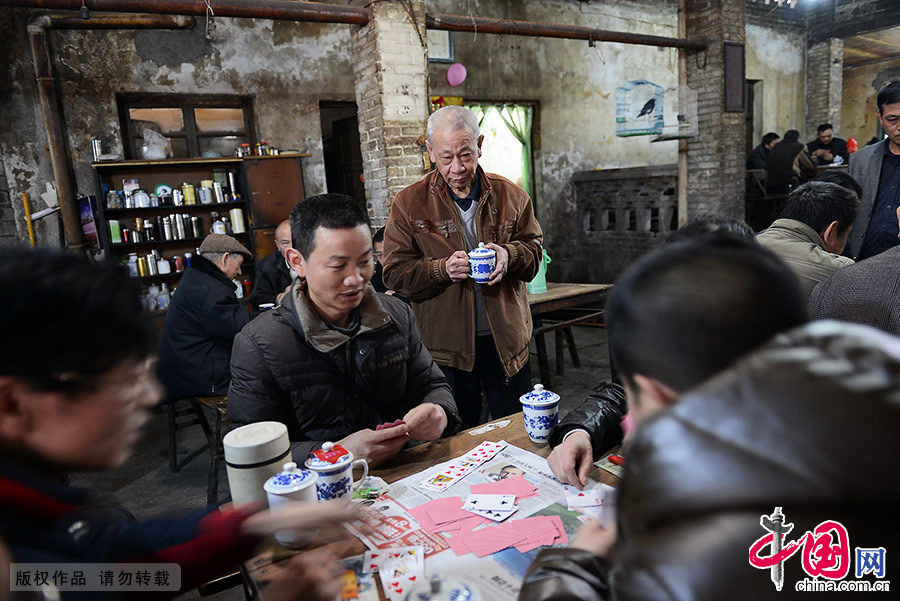 很多人在茶館裏一坐就是一天，他們喝喝茶，聊聊天，打打牌，下下棋，追憶著那些難以忘懷的城市老茶館味道。