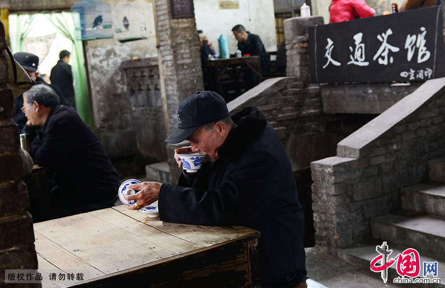  张老汉是这里的老茶客，他从茶馆开张那天起就在这喝茶，现在每天到茶馆里坐坐已经成了几十年不变的习惯。