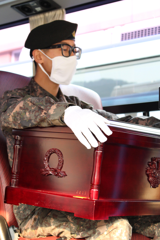 护送棺木的韩国军人。（人民网 黄海燕摄）