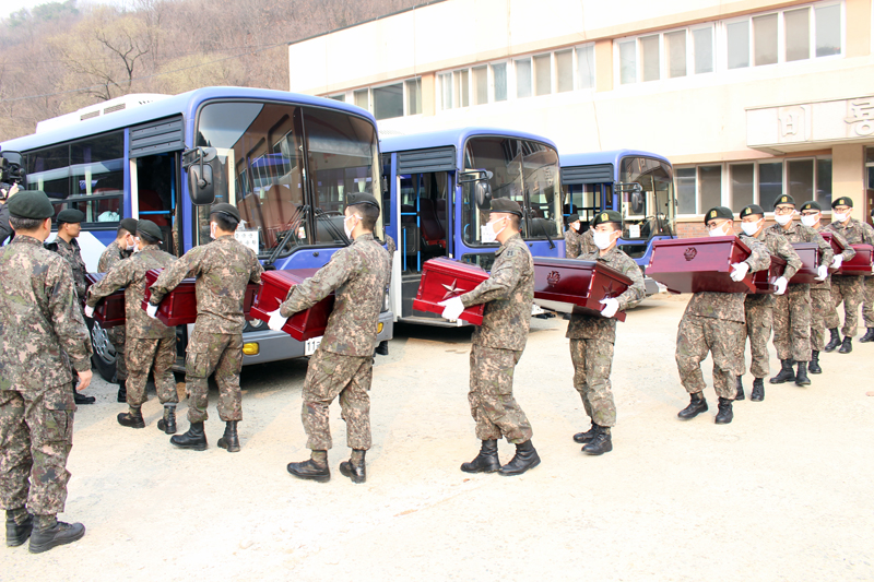 图为韩国军人排队搬运棺木。（人民网 黄海燕摄）