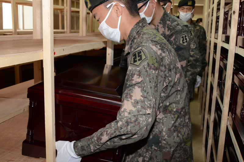圖為南韓軍人搬出棺木。（人民網 張悅攝）