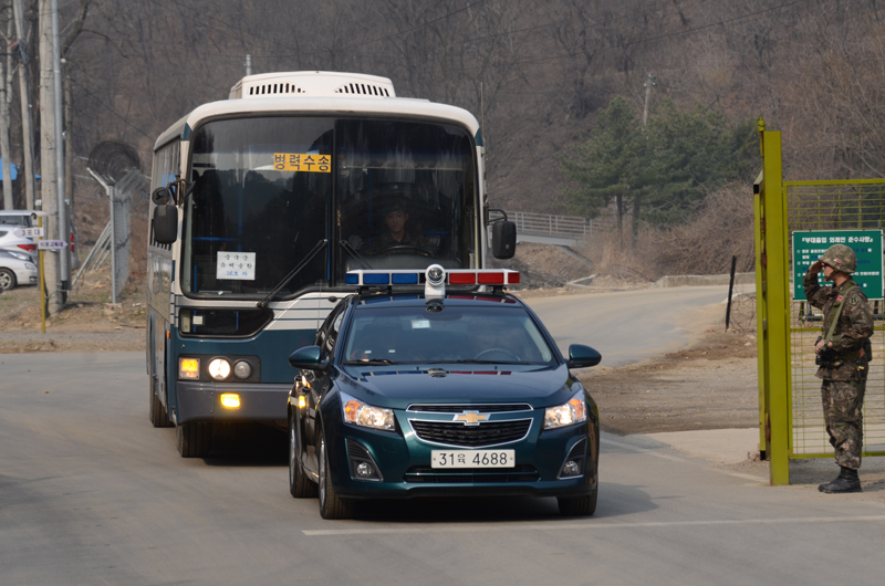 圖為運送車輛正駛離坡州。（人民網 張悅）