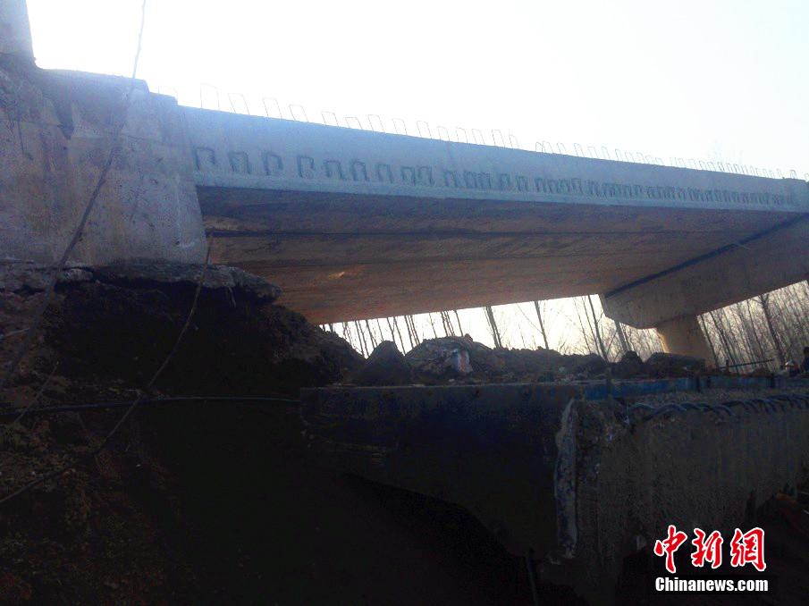 河南信阳罗山发生桥梁坍塌事故 致2死3伤