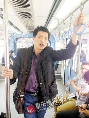 男子为治疗口吃在轻轨上即兴演讲_+视频中国