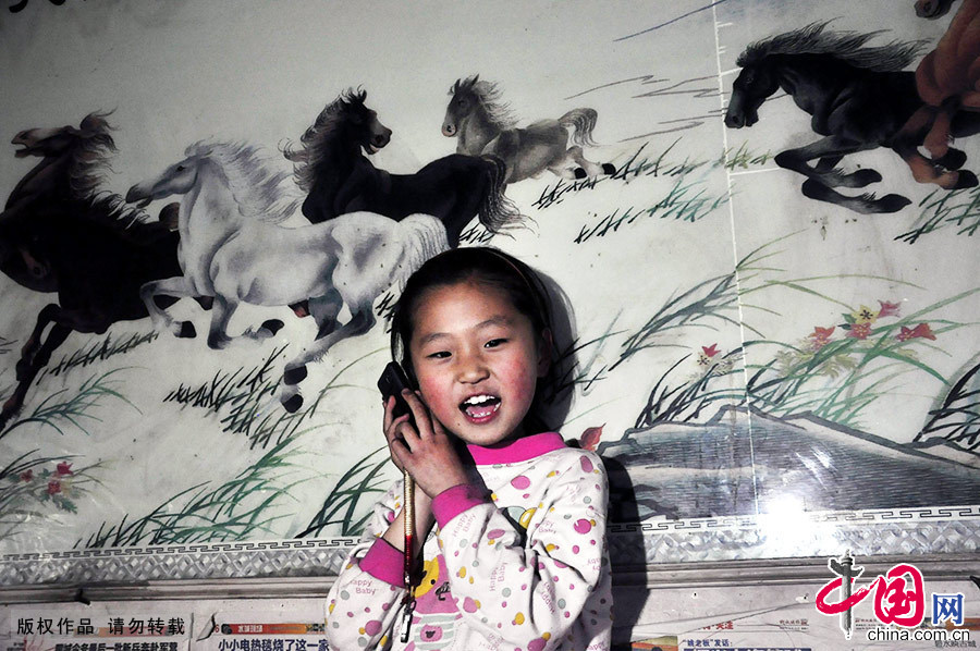 睡觉前，小雯丽给远在天津打工的爸爸妈妈通电话，她显得十分兴奋