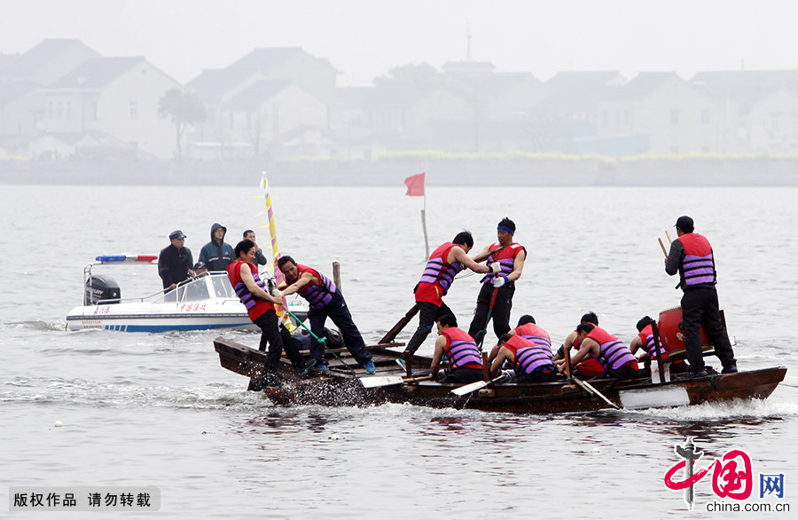 圖為傳統的“踏白船”表演賽。踏白船也稱搖快船，是一項盛行于浙江嘉興水鄉的民間水上競技