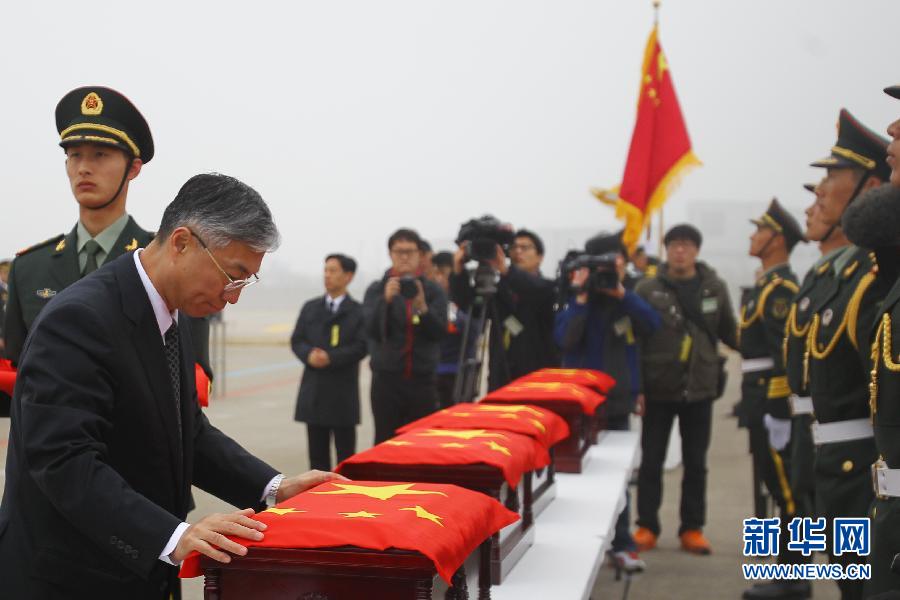 中韩双方交接在韩中国人民志愿军烈士遗骸