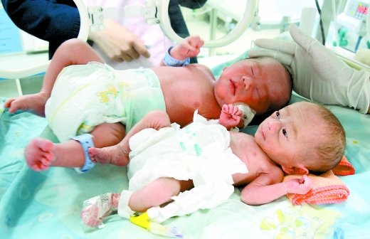 重庆双胞胎婴儿共用胎盘 出生后哥哥4斤弟弟700克[图]